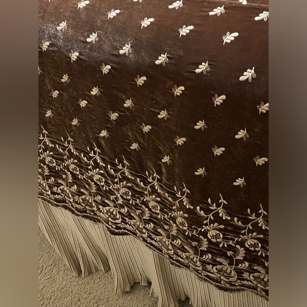 BELLA NOTTE LINEN, EMBROIDERED VELVET SILK BLEND BED COVERLET QUEEN SIZE - Picture 5 of 12